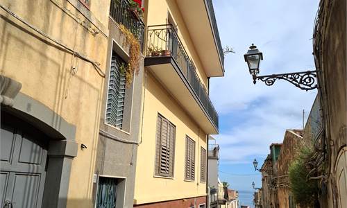centro acireqale immobile semindipendente